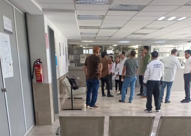 Trabajadores del Issste entregan pliego de peticiones a gobernador y mantienen protestas por mejoras al hospital