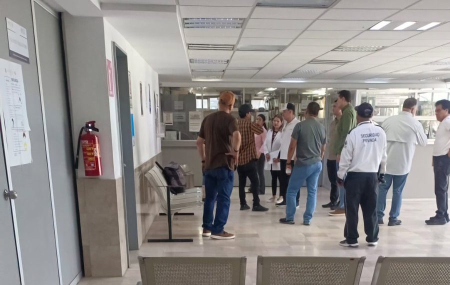Trabajadores del Issste entregan pliego de peticiones a gobernador y mantienen protestas por mejoras al hospital