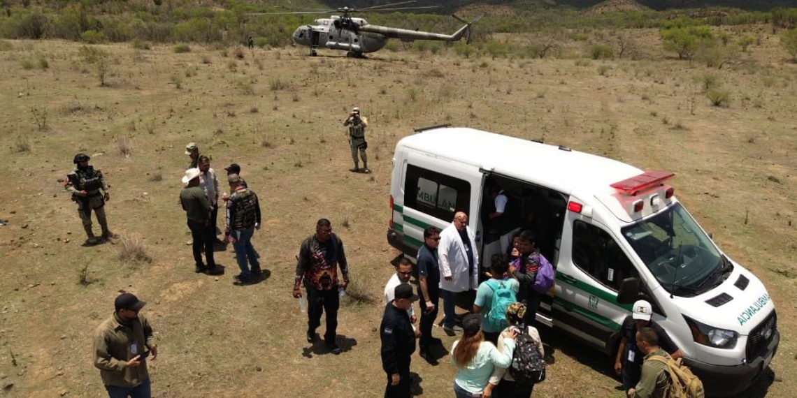 Rescatan a activistas atrapados por creciente de río en la Sierra de Álamos