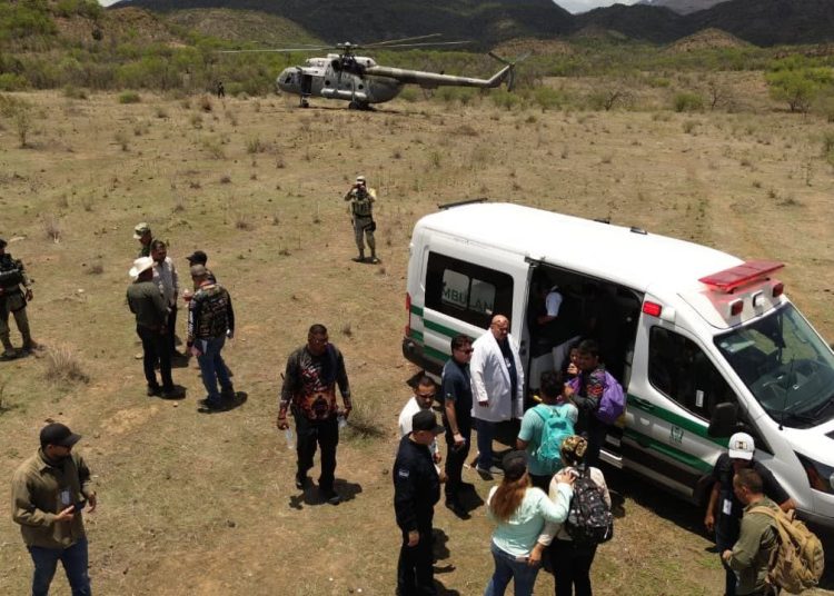 Rescatan a activistas atrapados por creciente de río en la Sierra de Álamos
