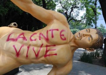 Tiran y “desnudan” figuras de futbolistas en protesta de CNTE
