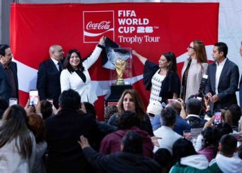 Madres buscadoras protestan durante exhibición del trofeo mundialista