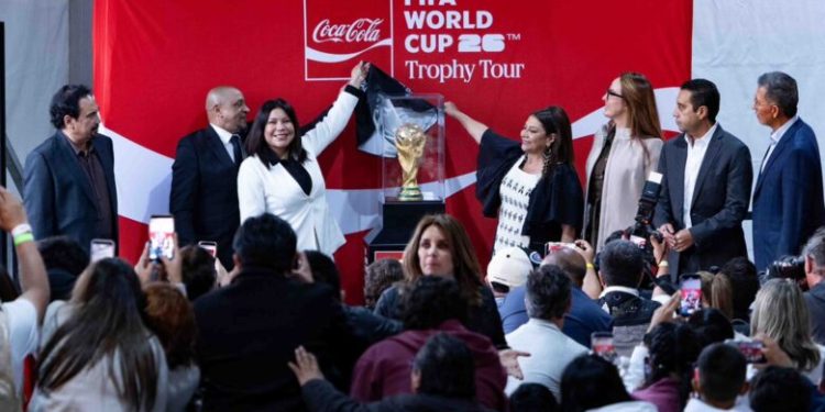 Madres buscadoras protestan durante exhibición del trofeo mundialista