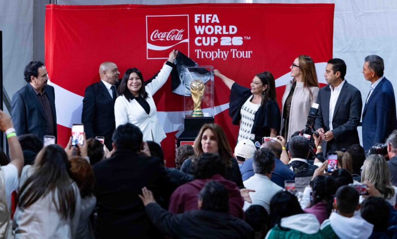 Madres buscadoras protestan durante exhibición del trofeo mundialista