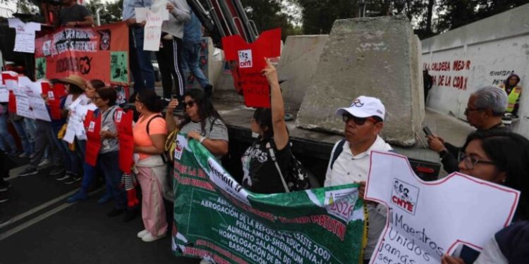 CNTE acusa represión y acoso al intentar llegar a Estadio CDMX
