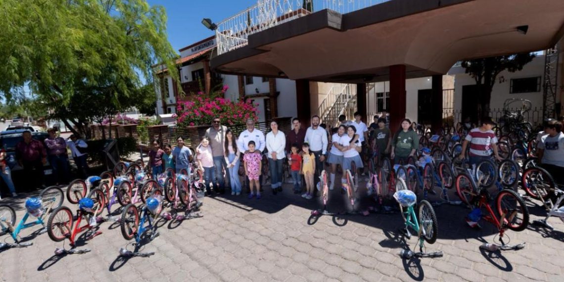 Gobernador Alfonso Durazo cumple compromiso con la entrega de bicicletas en Átil, Oquitoa, Tubutama y Sáric
