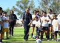 Sheinbaum convive con niñas y niños en cancha del Mundial Social