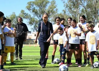 Sheinbaum convive con niñas y niños en cancha del Mundial Social