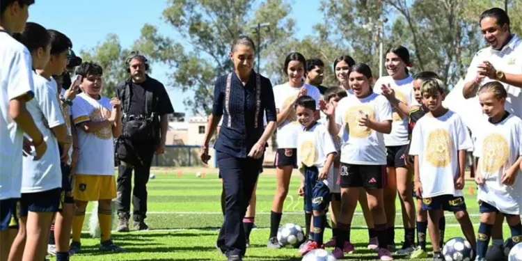 Sheinbaum convive con niñas y niños en cancha del Mundial Social