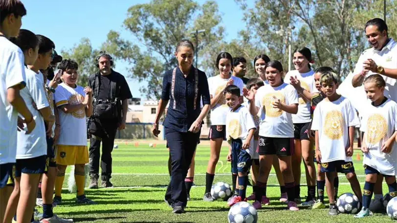 Sheinbaum convive con niñas y niños en cancha del Mundial Social