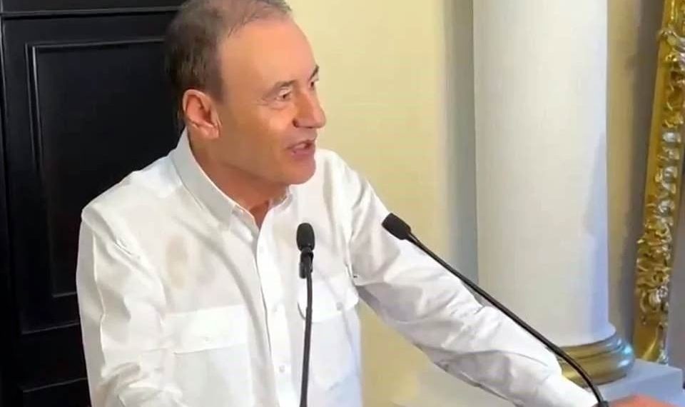 Durazo: ‘Casi sudo agua bendita’; afirma que tiene su visa vigente