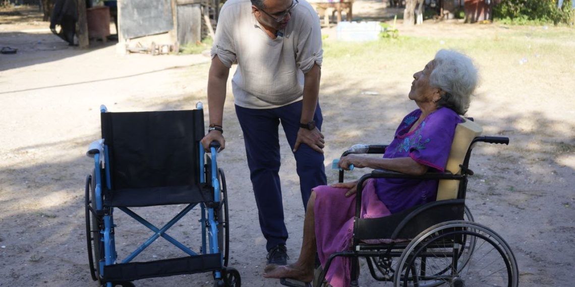 Entrega Ramón Flores apoyos de movilidad en comunidades Yaquis