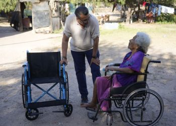 Entrega Ramón Flores apoyos de movilidad en comunidades Yaquis