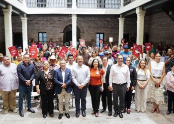 Entrega Ayuntamiento de Guaymas títulos de propiedad a familias guaymenses