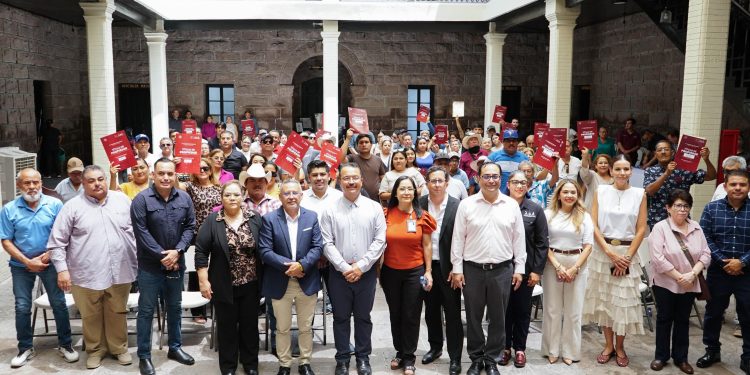 Entrega Ayuntamiento de Guaymas títulos de propiedad a familias guaymenses