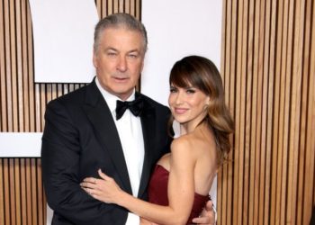 Ve ‘ridícula’ su diferencia de edad con Alec Baldwin