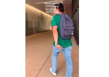 Exhiben a trabajador de ICE saliendo con jersey de México