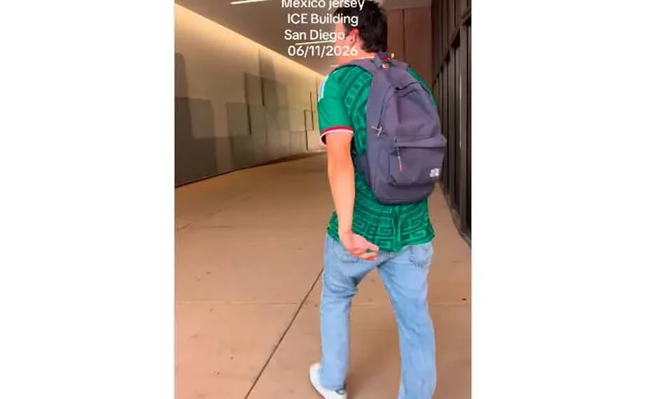 Exhiben a trabajador de ICE saliendo con jersey de México