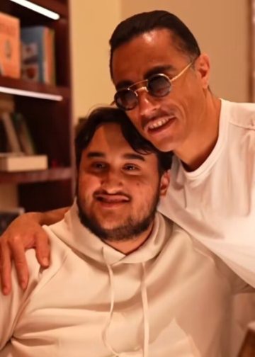 Exhiben a Jesús Ernesto, hijo de AMLO, en el restaurante de lujo Nusr-Et