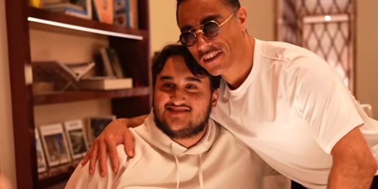 Exhiben a Jesús Ernesto, hijo de AMLO, en el restaurante de lujo Nusr-Et