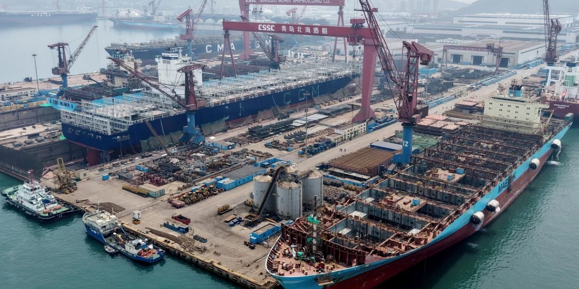 Las ganancias industriales de China mantienen el impulso, pero la economía sigue mostrando fisuras