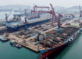 Las ganancias industriales de China mantienen el impulso, pero la economía sigue mostrando fisuras