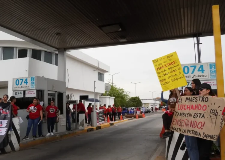 Maestros se movilizan en el sur de Sonora