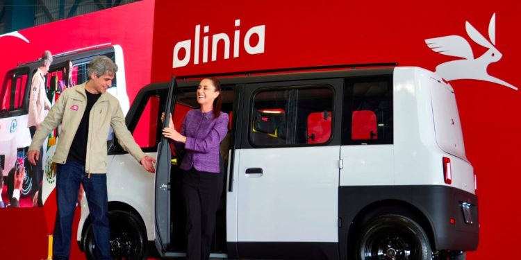 Sheinbaum presenta prototipo de Olinia, el primer vehículo eléctrico mexicano