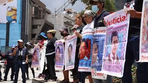 Padres de los 43 se van de la CDMX luego de que les impidieran manifestarse