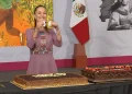 Periodistas cantan Las Mañanitas a Sheinbaum por su cumpleaños 64