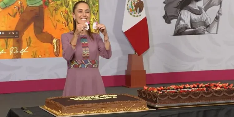 Periodistas cantan Las Mañanitas a Sheinbaum por su cumpleaños 64