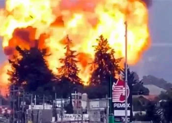 Explotan cuatro pipas de gas en Puebla; evacuan a 2 mil