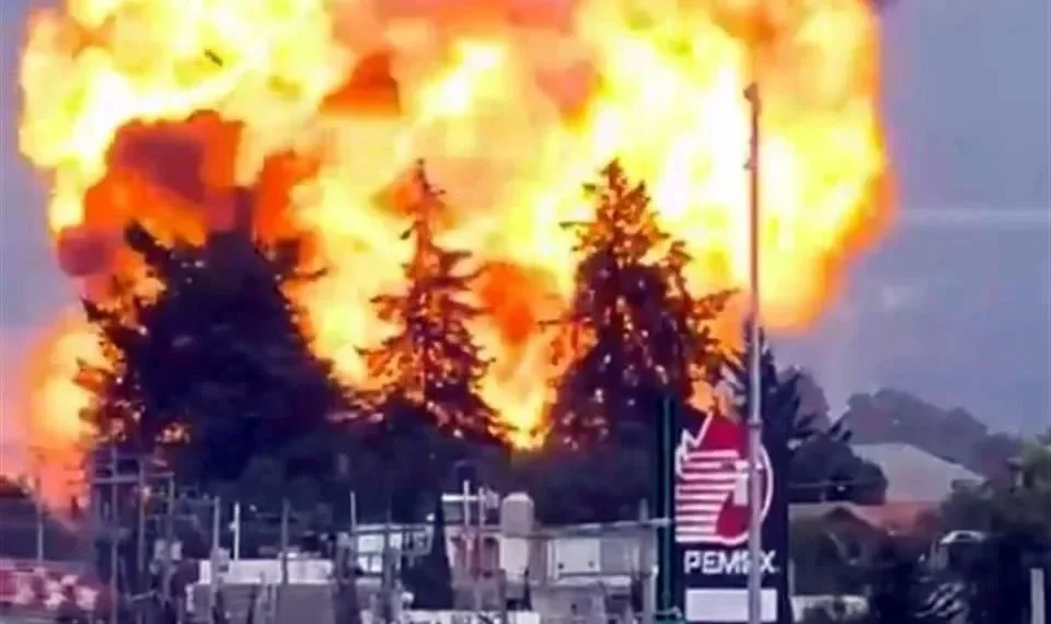 Explotan cuatro pipas de gas en Puebla; evacuan a 2 mil