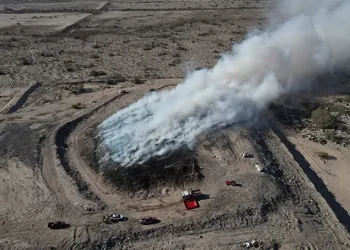 Bomberos luchan por sofocar incendio en basurón en la calle 36 Sur de la Costa de Hermosillo