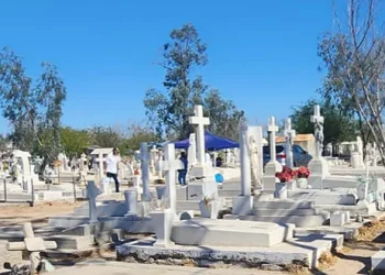 Familias hermosillenses visitan a sus padres en los panteones en su día