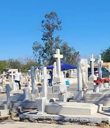 Familias hermosillenses visitan a sus padres en los panteones en su día