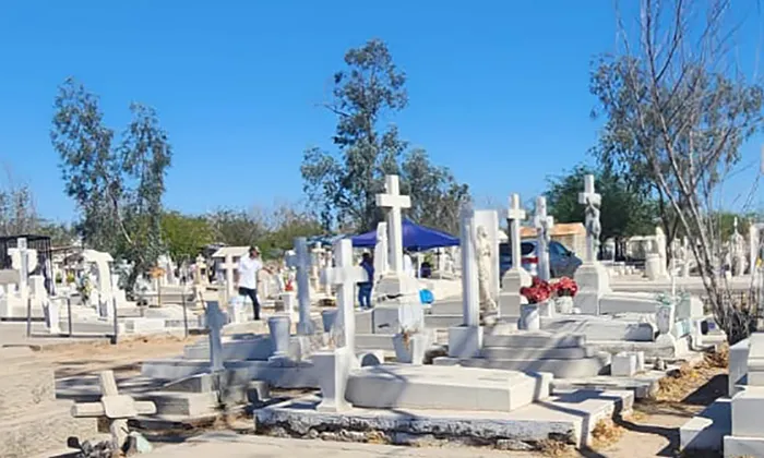 Familias hermosillenses visitan a sus padres en los panteones en su día