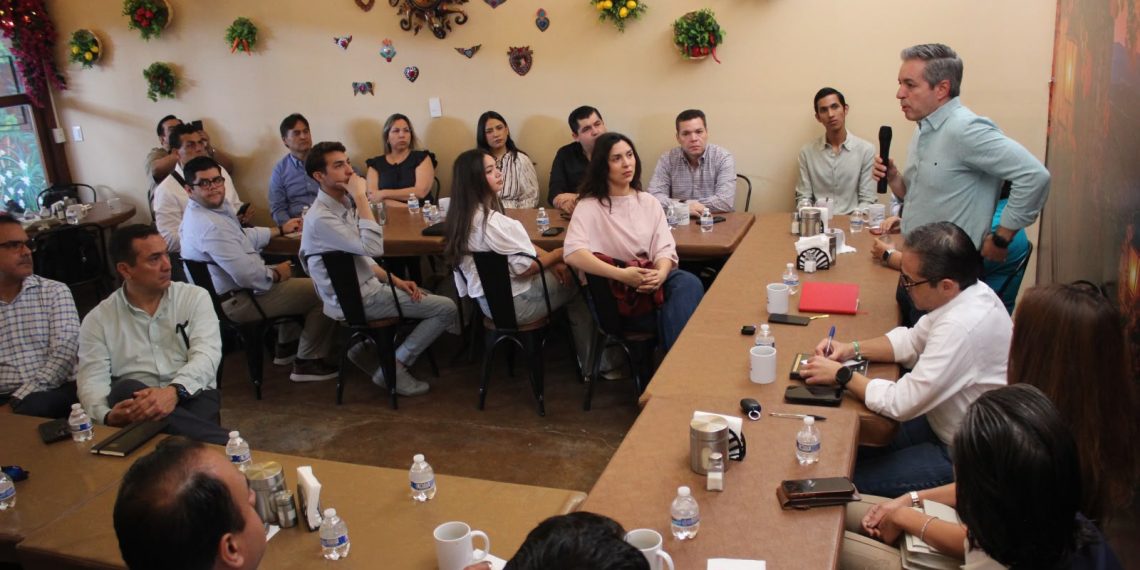 Omar Del Valle dialoga con empresarios de Hermosillo