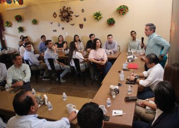 Omar Del Valle dialoga con empresarios de Hermosillo