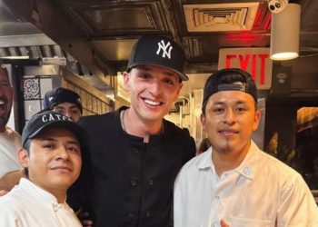 Peso Pluma no olvida sus raíces; sorprende al regresar al restaurante donde trabajó como mesero