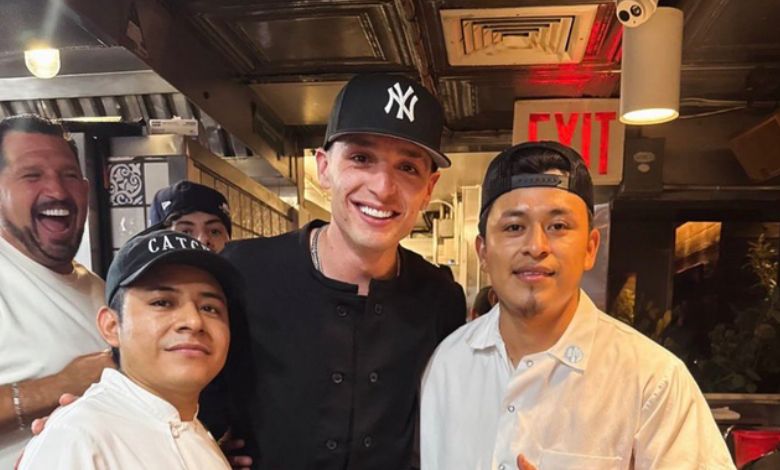 Peso Pluma no olvida sus raíces; sorprende al regresar al restaurante donde trabajó como mesero