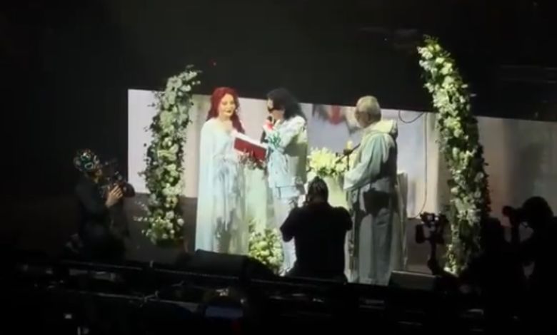 Chela y Alex Lora renuevan sus votos en el Palacio de los Deportes