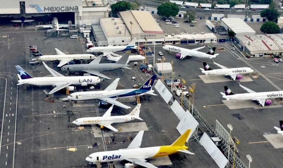 Cae tráfico aéreo entre México y Estados Unidos en Mayo