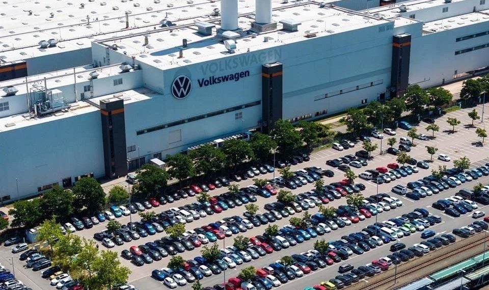 Agrava VW su crisis con una nueva caída de ventas mundiales