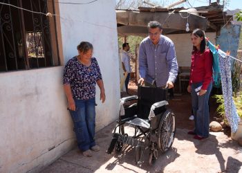 Ramón Flores fortalece el apoyo social con entrega de sillas de ruedas a familias de Guaymas