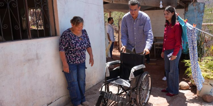 Ramón Flores fortalece el apoyo social con entrega de sillas de ruedas a familias de Guaymas
