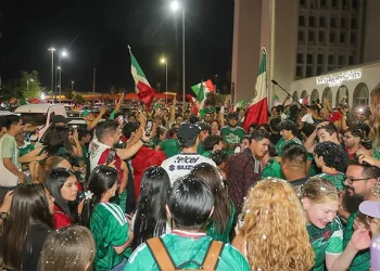 Celebran en Hermosillo triunfo de México en la calle Rosales