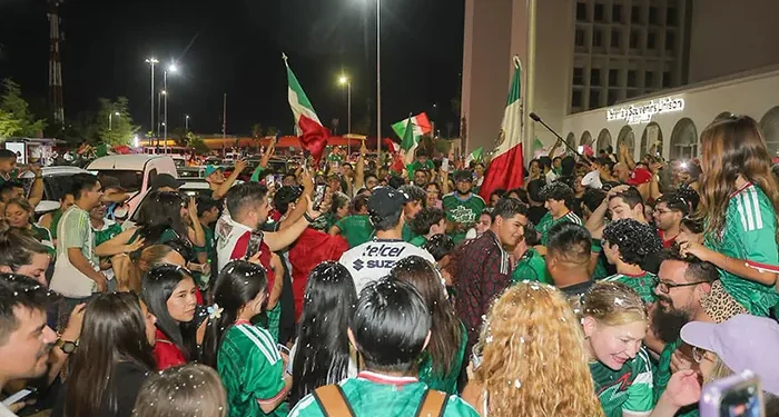 Celebran en Hermosillo triunfo de México en la calle Rosales