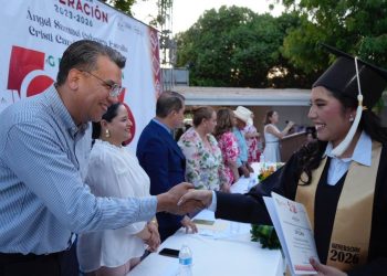 Con orgullo y emoción, Ramón Flores apadrina a la generación 2023-2026 del CECYTE Pótam