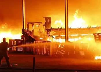 Evacuan a vecinos por incendio en Mercado de Abastos